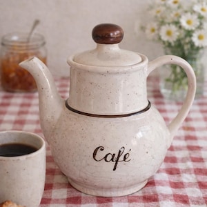 Peut inclure: Panneau en bois fait à la main avec le texte "Welcome" dans une police fantaisiste. Le panneau présente un fond blanc vieilli et un cadre marron foncé, parfait pour une porte d'entrée. Le panneau mesure environ 30 cm de large et 15 cm de haut.