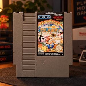 Peut inclure: Une cartouche de jeu vidéo grise pour Nintendo Entertainment System du jeu Rainbow Islands. L'étiquette présente des personnages de dessin animé colorés, un arc-en-ciel et le texte Rainbow Islands, Ocean et Nintendo Entertainment System.