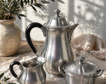 Juego de café Art Déco de peltre con mangos de madera de ébano: cafetera, azucarero y jarra de leche. Estilo vintage de los años 30/50.