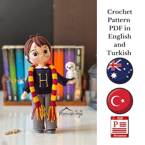 Puede incluir: Muñeco de ganchillo de un personaje con gafas, una cicatriz de rayo y una bufanda. El muñeco sostiene un pequeño búho blanco. Lleva un jersey azul marino con una "H" dorada. El texto de la imagen dice "Crochet Pattern PDF in English and Turkish".