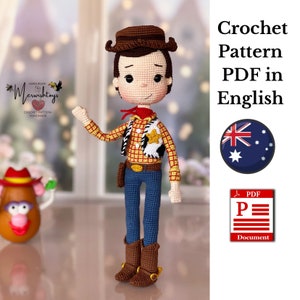 Puede incluir: Patrón de crochet PDF en inglés para un muñeco vaquero. El muñeco lleva una camisa de cuadros rojos y amarillos, un chaleco marrón, pantalones vaqueros azules y botas marrones. El muñeco tiene el pelo marrón y un sombrero marrón. El patrón está disponible en inglés y está a la venta.