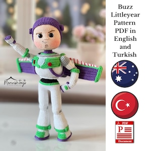Op de afbeelding: Een gehaakte Buzz Littleyear-pop met een paarse kap, wit pak, groene accenten en uitgestrekte vleugels. De tekst luidt: Buzz Littleyear Pattern PDF in English and Turkish. Bevat iconen van de Australische vlag, Turkse vlag en een PDF-document.