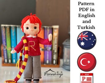 Könnte beinhalten: Handgemachte Häkelpuppe mit roten Haaren, trägt einen roten Pullover mit gelbem "R", graue Hose und einen gestreiften Schal. Die Puppe steht vor einem Bücherregal. Der Text lautet "Crochet Pattern PDF in English and Turkish".