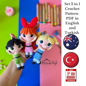 Puede incluir: Se muestran tres muñecas de ganchillo hechas a mano, cada una con un peinado y atuendo únicos. Las muñecas son al estilo de las Supernenas. La imagen también incluye el texto "Set 3 in 1 Crochet Pattern PDF in English and Turkish."