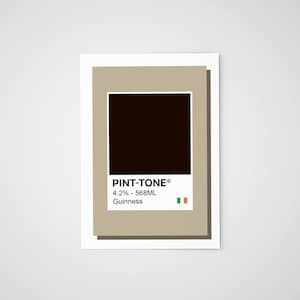 Puede incluir: Una muestra de color marr&oacute;n y negro con el texto "PINT-TONE&reg; 4.2% - 568ML Guinness" y la bandera irlandesa.