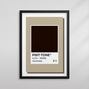 Puede incluir: Una muestra de color marr&oacute;n y negro con el texto "PINT-TONE&reg; 4.2% - 568ML Guinness" y la bandera irlandesa.