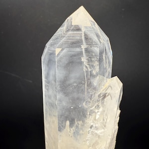 Collectors Blue Smoke Crystal Wand/ Dow Transmitter/ Nebula Blue Mist with Amazing Clarity/ Uncommon Collectors 5.1&quot; DNA Blue Mist Lemurian