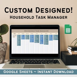 Może przedstawiać: Laptop wyświetlający arkusz kalkulacyjny Google Sheets zatytułowany "Household Task Manager". Arkusz kalkulacyjny to drukowany harmonogram obowiązków domowych z kolumnami dla każdego dnia tygodnia i wierszami dla różnych zadań domowych. Obraz zawiera również zieloną ikonę Google Sheets oraz tekst "CUSTOM DESIGNED! HOUSEHOLD TASK MANAGER" u góry i "GOOGLE SHEETS ~ INSTANT DOWNLOAD" u dołu.