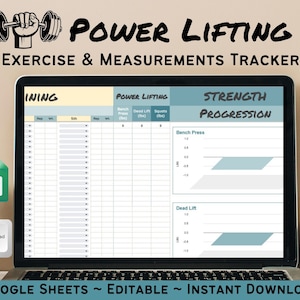 Könnte beinhalten: Ein Laptop-Bildschirm zeigt eine Google Sheets-Tabelle zur Verfolgung von Krafttrainings-Workouts. Die Tabelle enthält Spalten für Sätze, Wiederholungen, Gewicht und einen Abschnitt zur Verfolgung des Kraftfortschritts. Die Tabelle ist mit "Powerlifting Exercise & Measurements Tracker" betitelt.