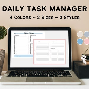 Może przedstawiać: Laptop wyświetlający cyfrowy planer dzienny w niebiesko-różowej kolorystyce. Planer jest podzielony na sekcje: "Dzisiaj zrobię...", "Spotkania", "Lista zakupów" i "Notatki". Tekst "Planer dzienny" znajduje się na górze strony. Laptop stoi na biurku z kaktusową rośliną i stosem książek w tle.