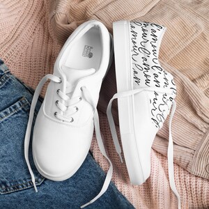 Sapatos femininos de lona com atacadores