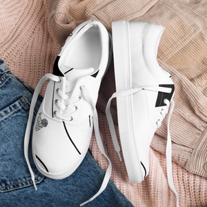 Women’s lace-up canvas shoes
