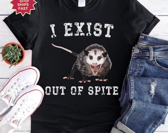 Camiseta de Gambá, Camiseta para Amantes de Gambás, Moletom de Gambá, Moletons Oversized de Outono, Camiseta Divertida de Gambá, Presente de Gambá, Camiseta "Existo por Despeito"