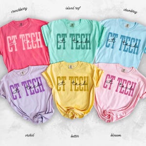 Pode incluir: Seis camisetas de manga curta em várias cores: rosa, azul claro, verde, amarelo, roxo e rosa claro. Cada camisa apresenta o texto "CT TECH" em negrito, com "tech" em itálico abaixo.
