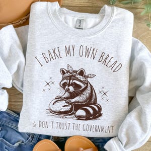 Eu faço meu próprio pão e não confio no governo - Moletom com estampa de guaxinim | Design engraçado antigoverno, camiseta de fermentação natural, camiseta divertida vintage dos anos 90