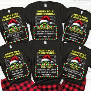 Könnte beinhalten: Schwarze T-Shirts mit Rundhalsausschnitt und Grinch-Motiven. Jedes Shirt zeigt einen Grinch mit Weihnachtsmütze und einem Schild mit einem weihnachtsbezogenen Verbrechen, wie "Angriff" oder "Entführung".