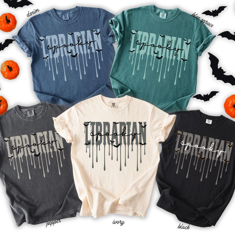 K&ouml;nnte beinhalten: F&uuml;nf kurz&auml;rmelige T-Shirts in Denim, Blaufichte, Pfeffer, Elfenbein und Schwarz. Jedes Shirt zeigt den Text "Librarian Spooky" mit tropfenden Linien und Fledermausgrafiken, perfekt f&uuml;r Halloween oder die Liebe eines Bibliothekars zur gruseligen Jahreszeit.