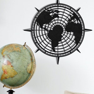 Boussole en métal et décoration murale carte du monde – Art mural moderne en métal pour la maison, le bureau et la décoration sur le thème des voyages.