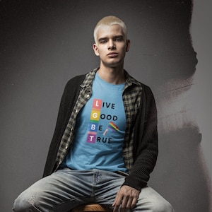 Live Good Be True, camiseta colorida com letras maiúsculas, camiseta LGBT colorida, camiseta com letras arco-íris, camiseta LGBT exclusiva, camiseta estilo LGBTQ