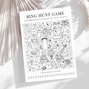 Może przedstawiać: Czarno-biała karta aktywności o tematyce ślubnej zatytułowana "Ring Hunt Game". Karta zawiera różnorodne, ręcznie rysowane ilustracje związane ze ślubem, w tym pierścionki, welon, tort i szpilki. Tekst brzmi: "W tej scenie ślubnej ukrytych jest 20 pierścionków. Czy potrafisz je wszystkie znaleźć?"