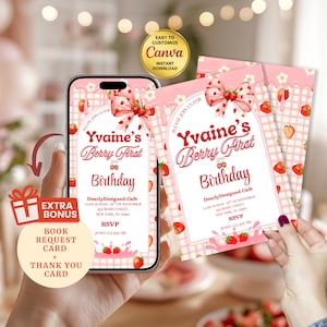 Puede incluir: Una invitación rosa y blanca para una fiesta de primer cumpleaños, con fresas y un lazo. La invitación se muestra en un teléfono inteligente y se sostiene en la mano de una persona, con una tarjeta de invitación impresa a juego. El texto incluye "Yvaine's Berry First Birthday".