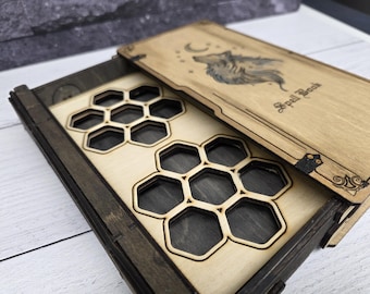 Caja para dados con forma de libro de hechizos, madera grabada con diseño de la Luna del Lobo, almacenamiento de dados para juegos de rol de mesa, accesorio para juegos.