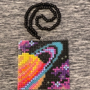 Planet in Space Glow in the Dark Kandi Halskette für Festivals und Rave Events Modeschmuck Perler Trippy Design Custom Made
