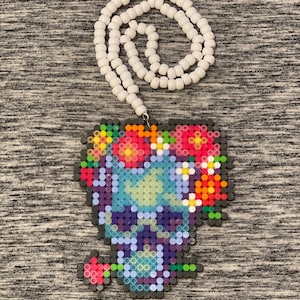 Sugar Skull Glow in the Dark Kandi Halskette für Festivals und Rave Events Modeschmuck Perler Trippy Design Custom Made
