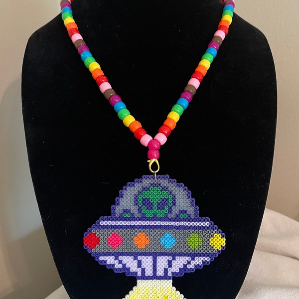 Collier Mini Alien et UFO Kandi pour Festivals et événements Rave, bijoux fantaisie Perler Trippy Design sur mesure