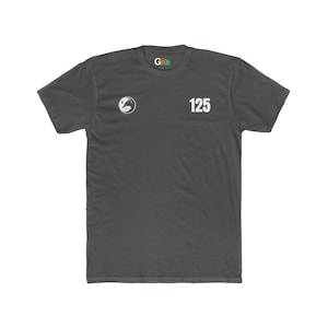 Op de afbeelding: Een donkergrijs T-shirt met een witte afbeelding van een yin yang symbool en het nummer 125 op de voorkant.