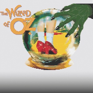 Könnte beinhalten: Eine Kristallkugel mit einer grünen Hand, die von oben herausragt. In der Kugel sind ein Paar rote Schuhe und ein gelber Ziegelsteinweg zu sehen. Der Text "The Wizard of Oz" ist in Gelb auf der linken Seite des Bildes gedruckt.