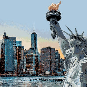Peut inclure: Une vue de la Statue de la Liberté avec sa torche levée haut, surplombant les toits de New York. La ville est remplie de bâtiments hauts, dont la Freedom Tower, et l'eau est d'un bleu calme.