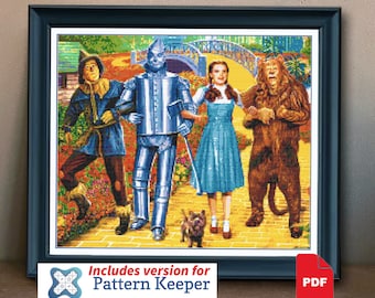 Può includere: Uno schema di punto croce con i personaggi de Il Mago di Oz. Dorothy, lo Spaventapasseri, l'Uomo di Latta e il Leone Codardo camminano lungo la Strada di Mattoni Gialli. Un piccolo cane cammina dietro di loro. Lo schema include un ponte e una foresta verde sullo sfondo.