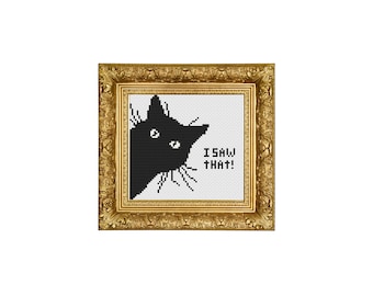 Può includere: Un gatto nero che sbircia da dietro un angolo con il testo "L'ho visto!" in una cornice dorata.