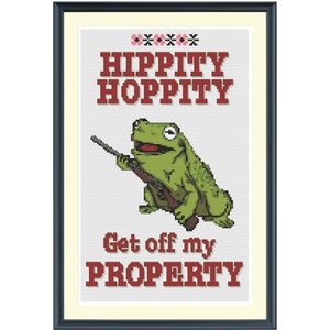 Może przedstawiać: Wzór do haftu krzyżykowego przedstawiający zieloną żabę trzymającą karabin z napisem "Hippity Hoppity Get off my PROPERTY" w kolorze czerwonym.