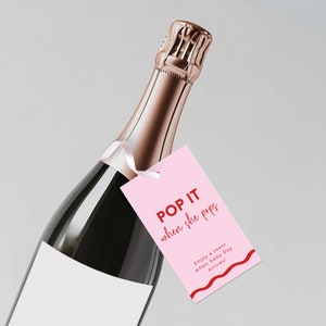 Pop It When She Pops, modello per etichetta bomboniera con bordo ondulato, baby shower stampabile, mini bottiglia di vino modificabile, download immediato BB06