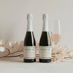 Pop It When She Pops, etichetta bomboniera champagne genere neutro salvia, modello bordo onda, baby shower stampabile, mini bottiglia di vino modificabile BB36