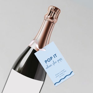 Pop It When She Pops, Azzurro Polvere, Modello per Bordo Ondulato per Etichetta Bomboniera Champagne, Baby Shower Stampabile, Mini Bottiglia di Vino Modificabile BB26