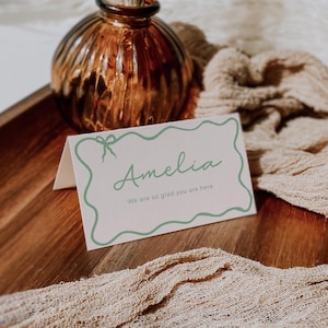 Shower de bébé nuptiale vert sauge avec noeud ondulé marque-places numériques, baby shower enterrement de vie de jeune fille, modèle de bordure vague, modifiable, buffet étiquettes imprimable BS05