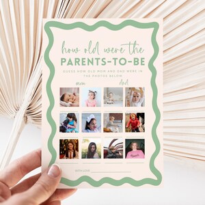 Quel âge avaient-ils ? Cartes de jeu Devinez l'âge des parents Photo baby shower, modèle de bordure ondulée vert sauge neutre entre les sexes modifiable imprimable BB36