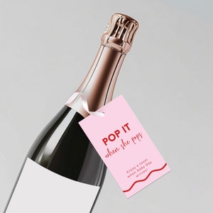 Pop It When She Pops, modelo de borda ondulada para lembrancinhas de champanhe, chá de bebê para impressão, mini garrafa de vinho editável, download instantâneo BB06