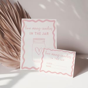 Puede incluir: Dos tarjetas blancas con bordes ondulados rosas. La tarjeta más grande tiene una ilustración de tarro de cristal con un corazón y el texto "how many candies IN THE JAR". La tarjeta más pequeña tiene el mismo texto y espacio para una estimación y un nombre.