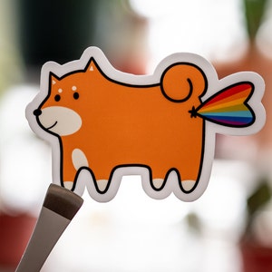 Sticker pour chien shiba arc-en-ciel de fierté | Découpe en vinyle laminé imperméable pour ordinateur portable, bouteille d'eau, voiture