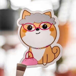Sticker chien shiba senior grand-mère | Découpe en vinyle laminé imperméable pour ordinateur portable, bouteille d'eau, voiture, journal, agenda, bagage, téléphone