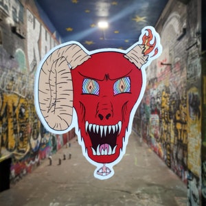 Adesivo in vinile da 3" diavolo, decalcomania demone dagli occhi caleidoscopici, decalcomania bambino progenie dell'inferno, decalcomania per laptop bambino arrabbiato malvagio, regalo appiccicoso creatura di Lucifero