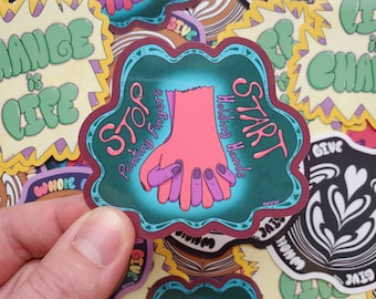 Stop Pointing Fingers Start Händchenhalten Die-Cut Vinyl-Aufkleber, Bunte Hand halten Aufkleber