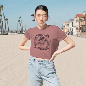 Alice in Wonderland  trippy mushroom Women&#39;s Flowy Cropped Tee