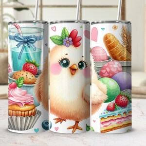 Op de afbeelding: Drie roestvrijstalen bekers met verschillende paasontwerpen. De eerste beker heeft een cupcake, een glas blauwe vloeistof en aardbeien. De tweede beker heeft een geel kuiken met roze accenten. De derde beker heeft een stuk cake met aardbeien, een brood en paaseieren.