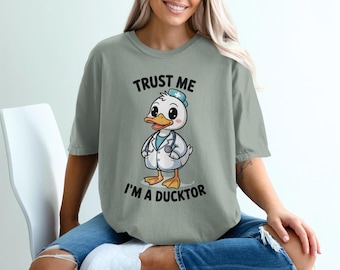 Ducktor T-Shirt: Funny Animal Doctor Duck Pun - Gift for Vets