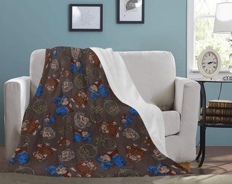 Può includere: Una coperta in pile marrone con un motivo ripetitivo di personaggi dei cartoni animati. I personaggi sono blu, rossi e bianchi e hanno uno stile fantasioso e da cartone animato.